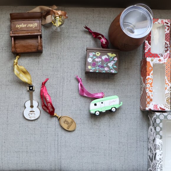 Taylor Swift Bundle - Picture 4 of 11